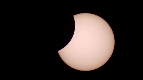 Partial solar eclipse awes viewers in Chile