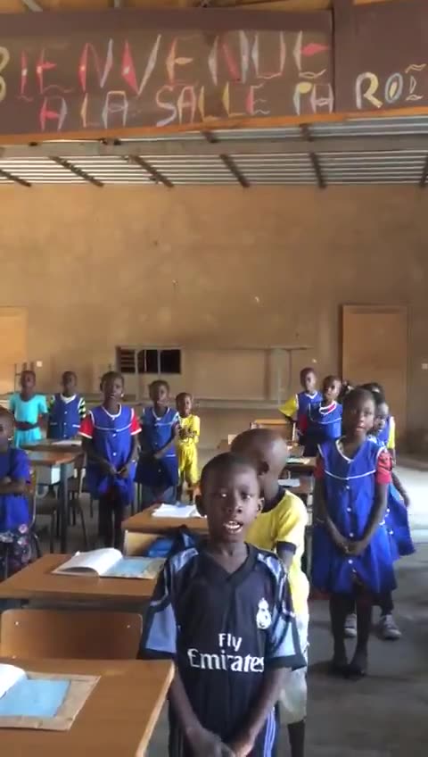 Un grupo de alumnos de infantil de África canta el himno nacional del Reino de España con letra