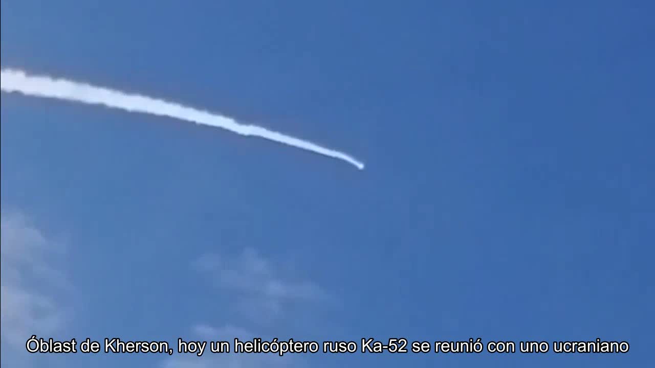 Óblast de Kherson, hoy un helicóptero ruso Ka-52 se encontró con un misil ucraniano disparado desde