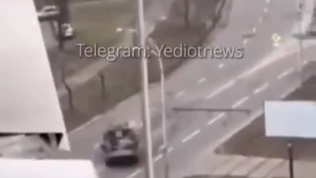 A catastrophic video of a Russian tank, a civilian car in the outskirts of Kiev