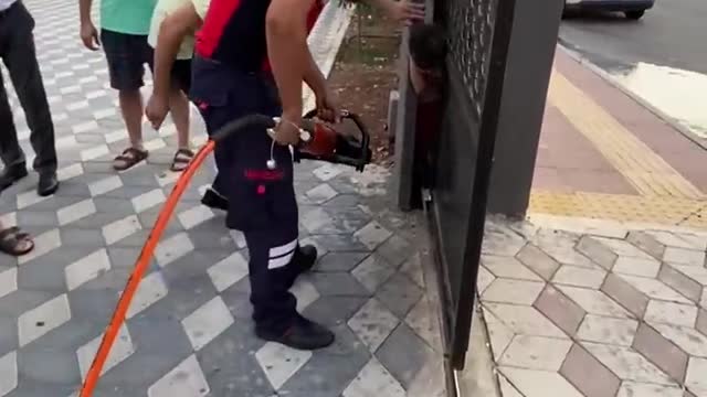 WATCH LITTLE BOY RESCEUED FROM ELETRIC DOOR