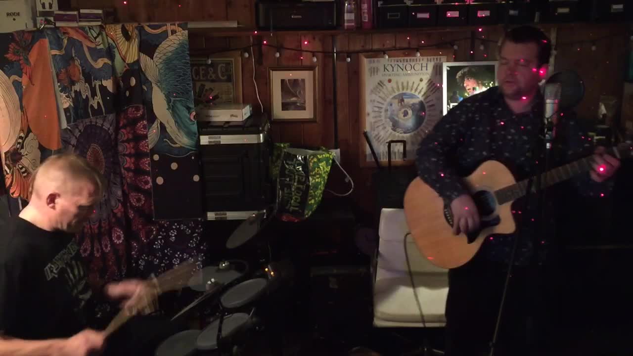 Glass flowers live in the studio