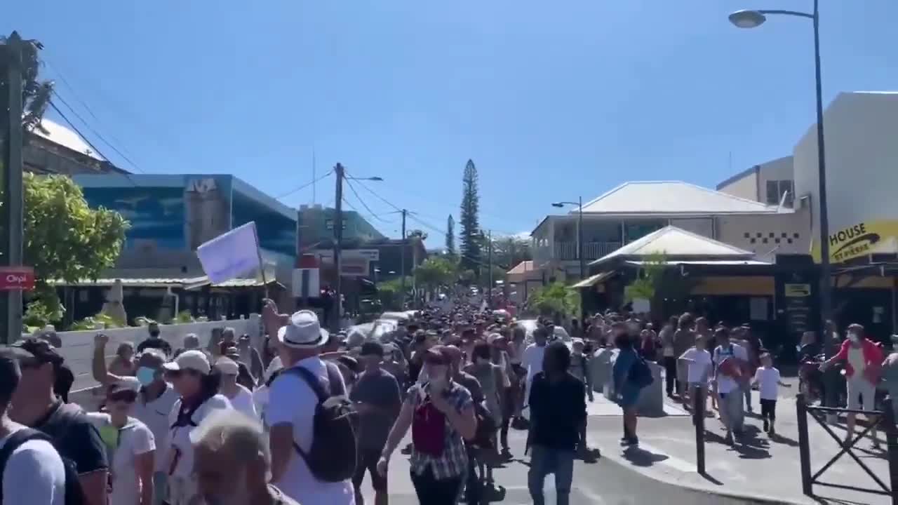 La Réunion : La foule scande "Macron en prison" Ça rigole pas là bas cortège interminable.