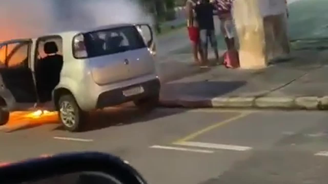 Carro pega fogo na João Paulo II: Apenas um motorista parou para ajudar, reclamam populares