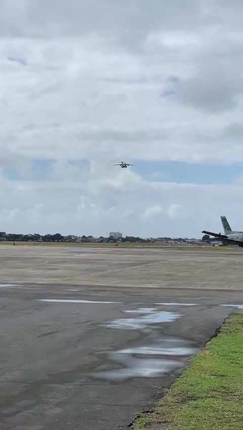 Vídeo mostra o momento em que 8° voo da FAB com brasileiros repatriados chega ao Brasil