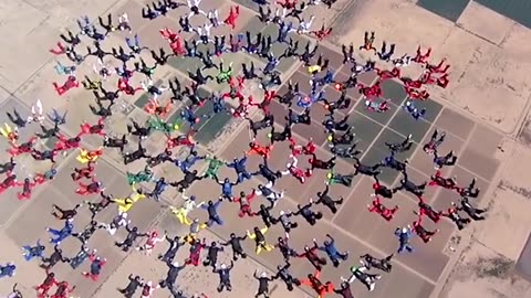 😲Watch more than 200 skydivers perform a record-setting synchronized jump high above Eloy, Arizona.