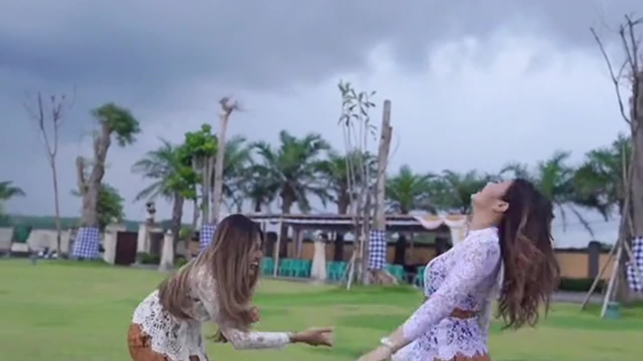 Mataharinya bersinar terik, tapi tetap kamu yang paling menarik🙈❤️