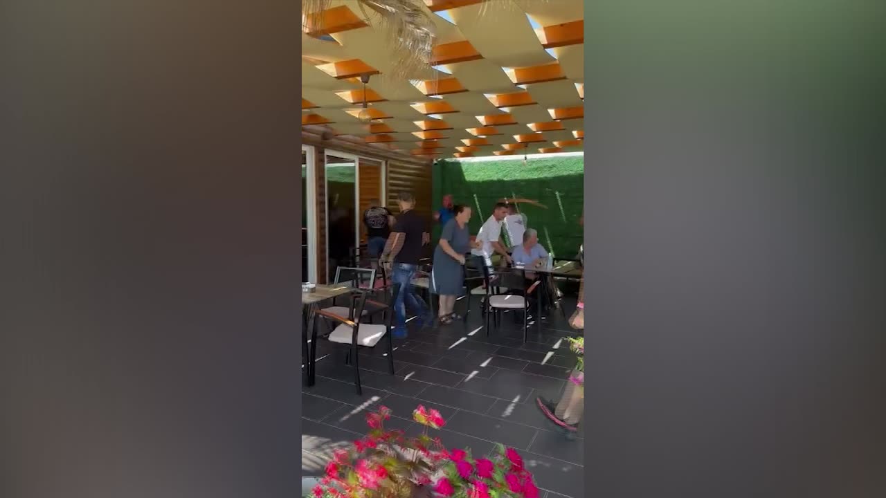 ‘Vrite, vrite!’ Dalin pamjet, ja si grupi Rraja masakroi me shkopinj gome e bejsbolli