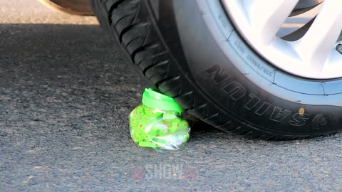 Aplastando Cosas Crujientes con el Coche | Experimento: 250 Globos de Agua VS Rueda de Coche