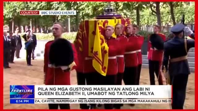 Pila ng mga gustong masilayan ang labini Queen Elizabeth II,