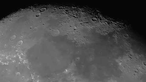 La LUNA. Miren las LUCES de noche! Someto que son Ciudades. Original por YT, @kosmosrockstar,
