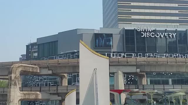 Vor dem MBK Einkaufszentrum
