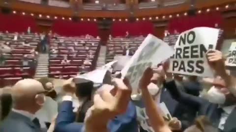 Italian deputies opposed to the health passport occupy Parliament