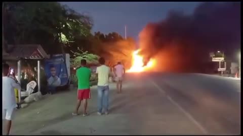 Bus que atropelló a Valeria Perea de 15 años fue quemado por la comunidad de Puebloviejo, Magdalena.
