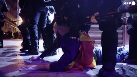 VÍDEO AFP| Policía contra patriotas anti golpe de estado; contraste con trato a separatistas CDR