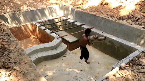 Construção primitiva na floresta-piscina na natureza