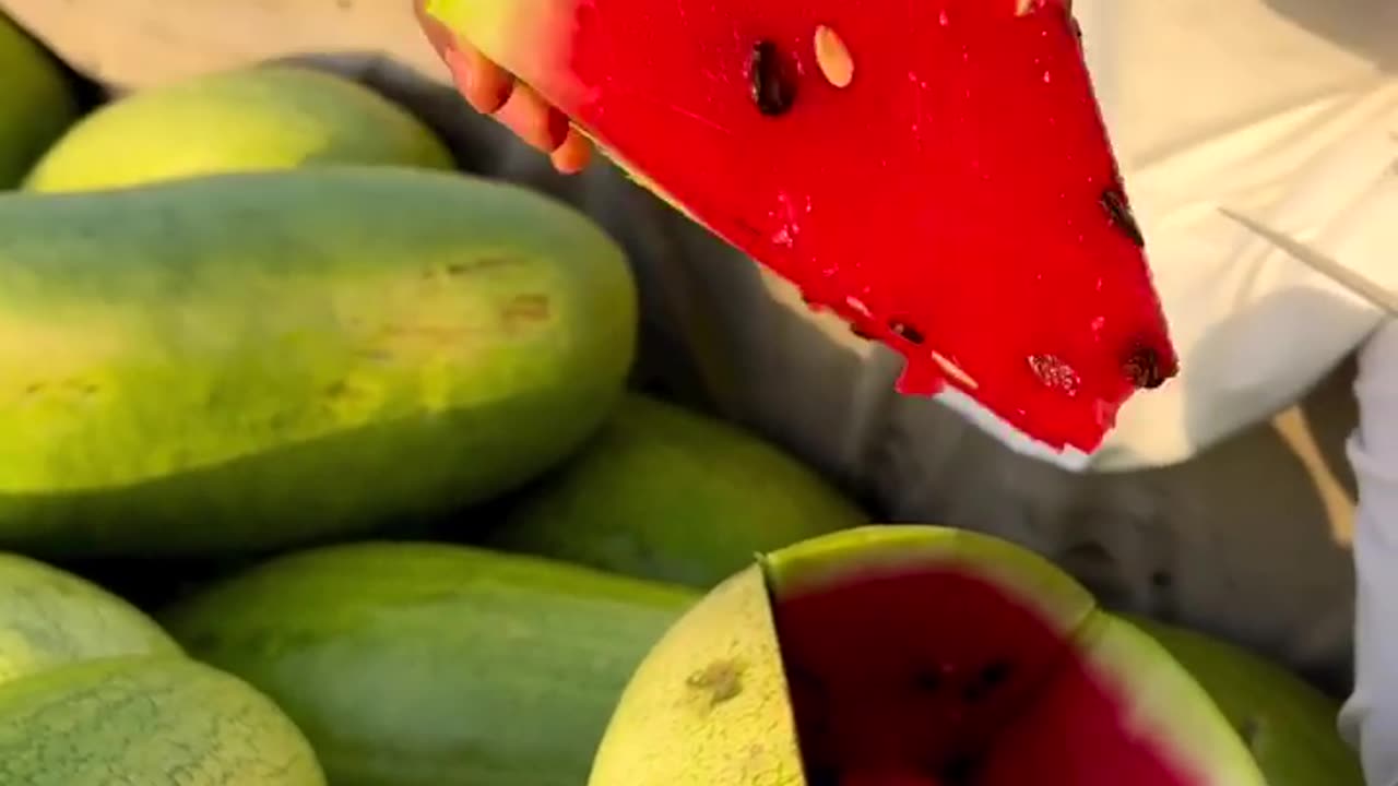 Amazingly cutting watermelon