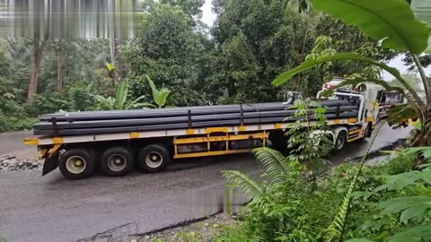 Iron transport trucks have difficulty climbing uphill