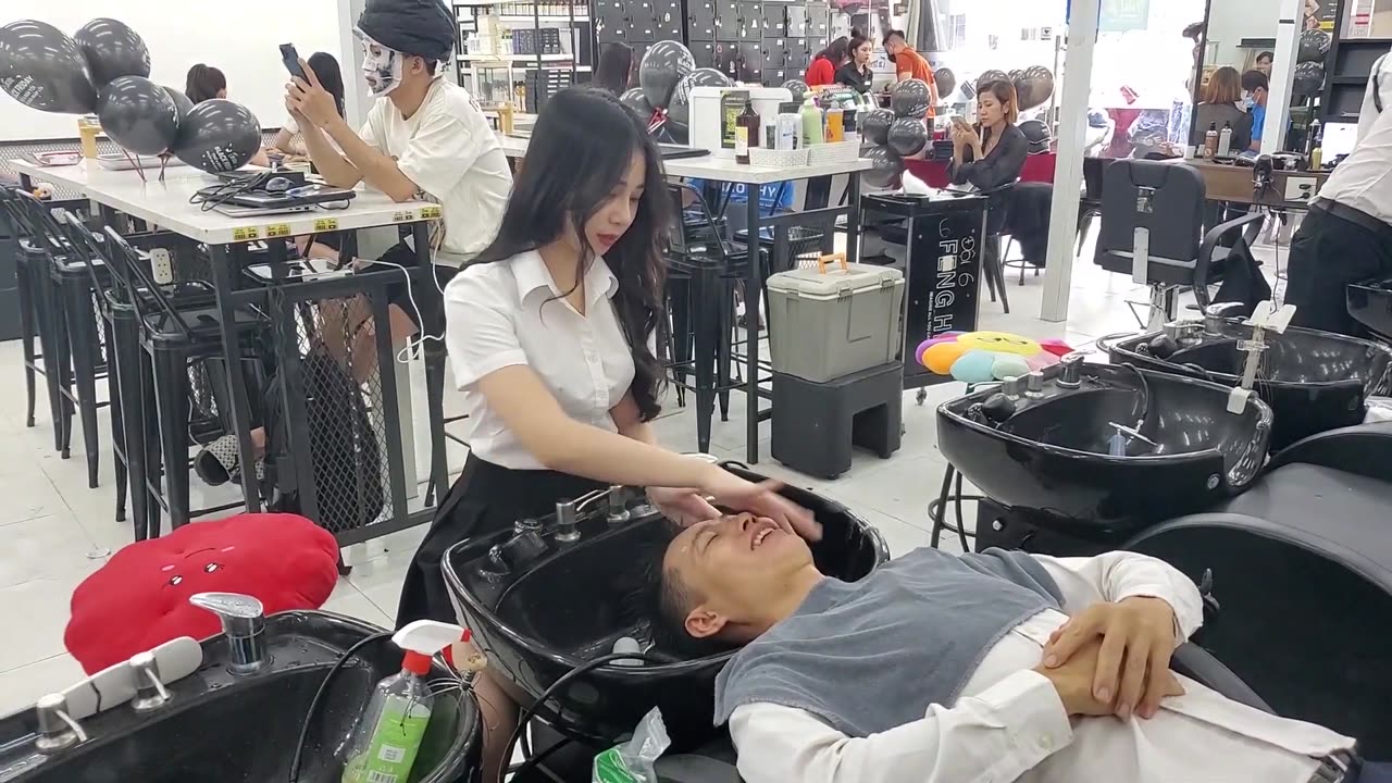 Beautiful girl makes me fall in love, relaxing massage paradise in Vietnam