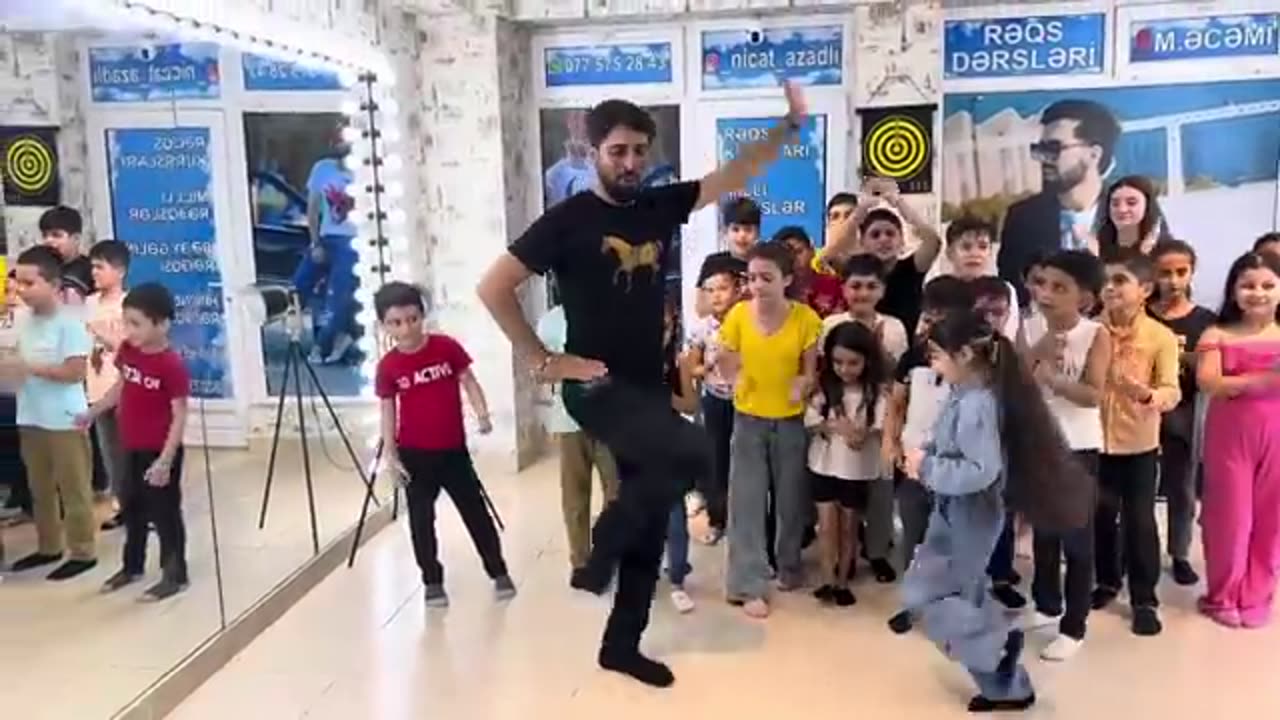 Beautiful dance of a little girl 🥰🥰