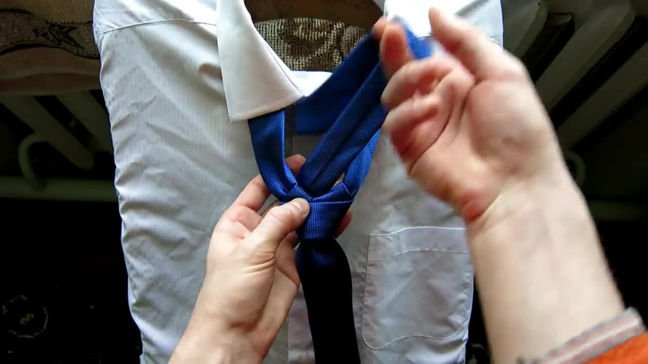 8 Different ways to tie a necktie . How to tie a tie