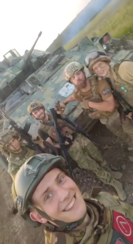 Ruští vojáci zdraví Zelenského na pozadí jejich trofeje. Ukořistili BVP Bradley