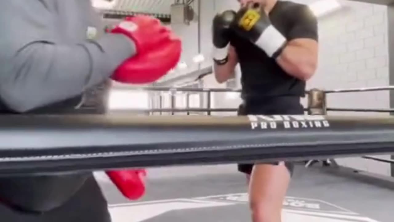 FAST HANDS FROM BADR HARI ON PADS IN THE GYM