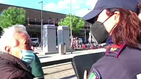 POLIZIA VIETA ACCESSO AL BUS A 90ENNE VACCINATA
