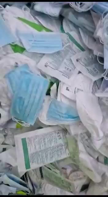 🇩🇪"Rząd federalny wyrzucił przez okno miliardy pieniędzy podatników na maski. Teraz lądują