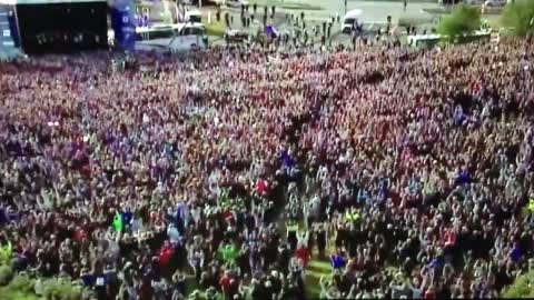 Iceland Football Team Warm Welcome "Victory Clap" after Euro 2016