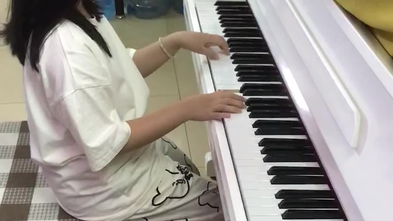 Bé tập Piano