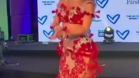 the perfect Arabic dance .... fantastic 😍😍😍😍😍