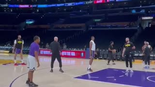 Anthony Davis begins his warmups for Lakers - Grizzlies