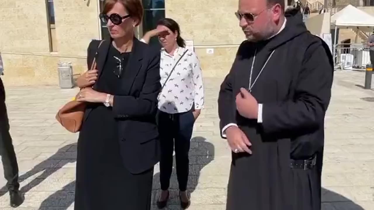 Israeli official asks a German abbott to remove his cross while he was visiting the Western Wall