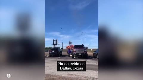 Chocan dos aviones de la Segunda Guerra Mundial durante una exhibición aérea en Texas