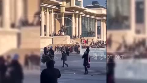 ⚡️⚡️ +++ BREAKING NEWS +++ MONGOLIA: PROTESTERS STORM GOVERNMENT PALACE.