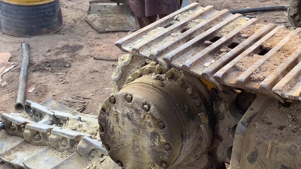 Stuck Excavator Chain Pin Removal #excavator #mechanic #viral #ytshorts #shortsvideo