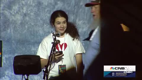 A 13-year-old asked Warren Buffett if the U.S. dollar stopped being the world's reserve currency