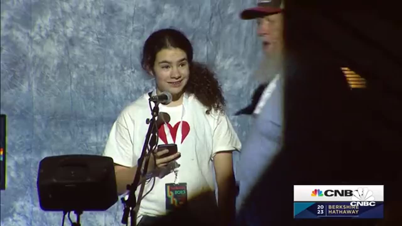 A 13-year-old asked Warren Buffett if the U.S. dollar stopped being the world's reserve currency