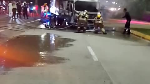 Manifestantes en Galapa queman furgón que atropelló a un motociclista