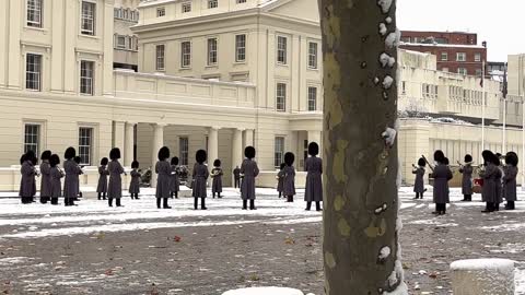 King’s Guards play ‘Merry Christmas Everyone’ in snow!