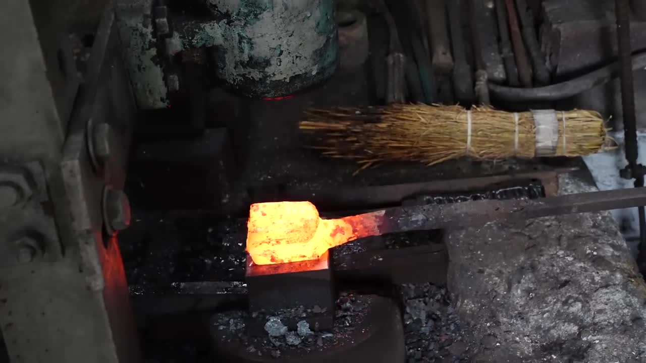 How Japanese samurai swords were made. A 75-year-old swordsman who has made 1,000 Japanese swords8