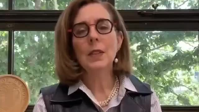 ケイト・ブラウン。オレゴン州の61才の知事だ