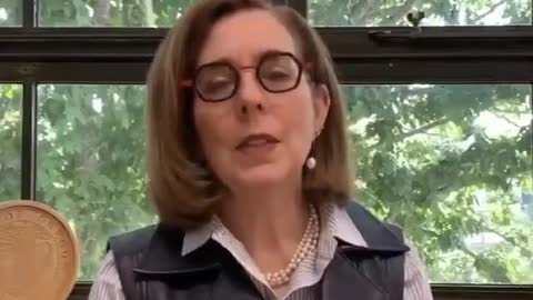 ケイト・ブラウン。オレゴン州の61才の知事だ