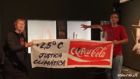 Olio e sangue finti sulle teche al Museo Egizio di Barcellona