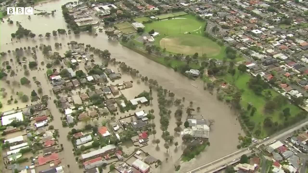 Australia floods cause evacuations in three states - BBC News