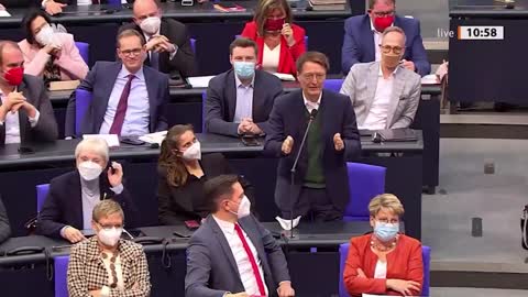 Lauterbach spricht über seine Talkshow-Auftritte, im Plenum gibt es Gelächter