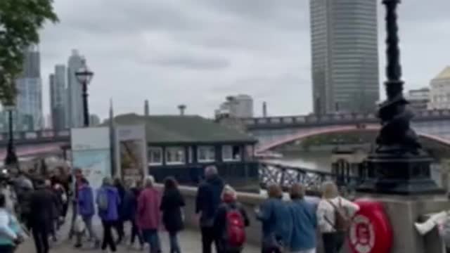 BETWEEN 400,000 TO I MILLIONPEOPLE ARE EXPECTED TO FILEPAST THE LATE QUEEN'S CASKET