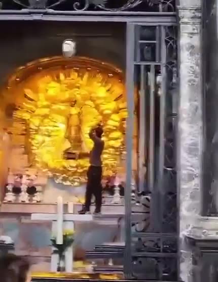 Switzerland: 17-year-old asylum seeker from Afghanistan puts on the crown of