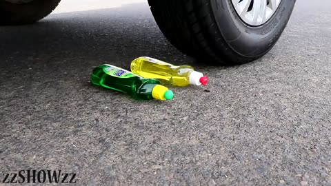 Aplastando Cosas Crujientes y Suaves! Coca Cola con Globos VS Rueda de Coche